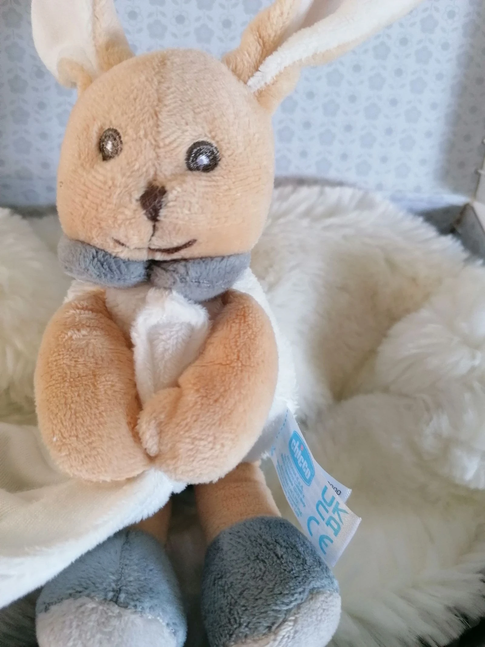 Pelúcia de coelho segurando seu lenço bege branco e cinza, Chicco – photo 3